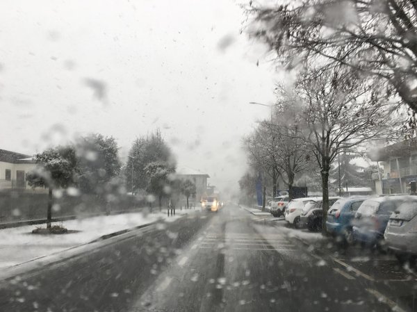 Come si può migliorare la visibilità notturna in un veicolo con fari alogeni?